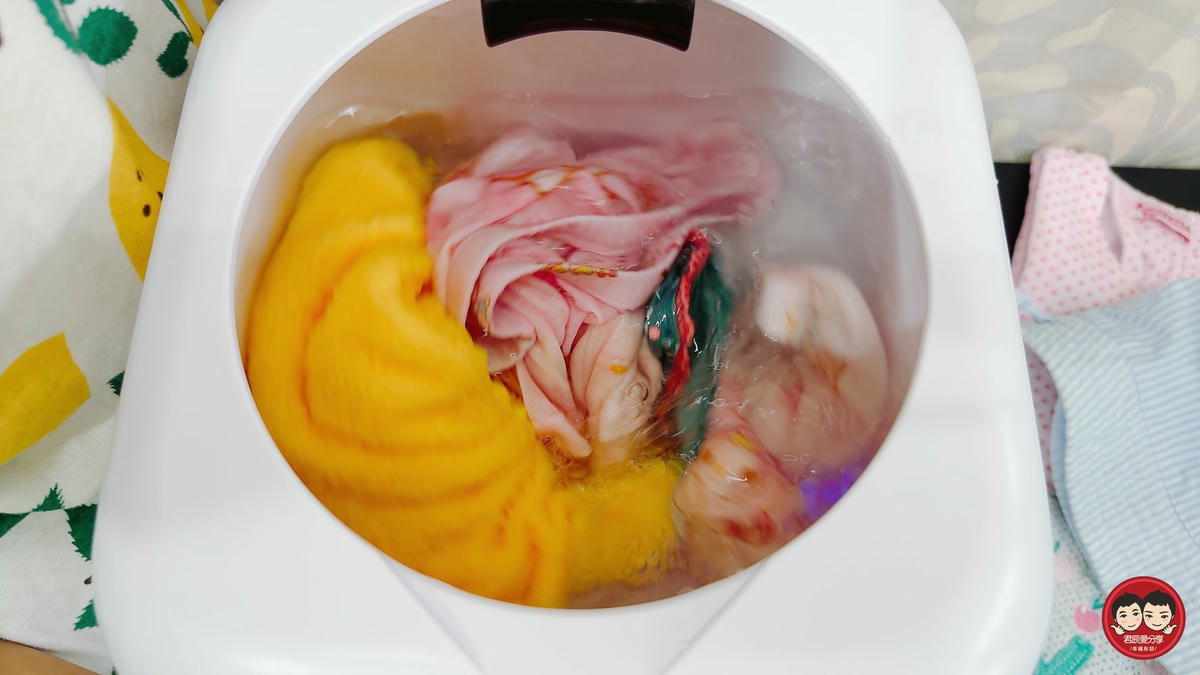 Kolin 歌林無線迷你洗衣機 KBW-MN01U 開箱實測|專為貼身與小件衣物打造的居家神器,寶寶衣物、口水巾輕鬆分洗不混污!媽媽的潔淨小幫手 - 第17張圖