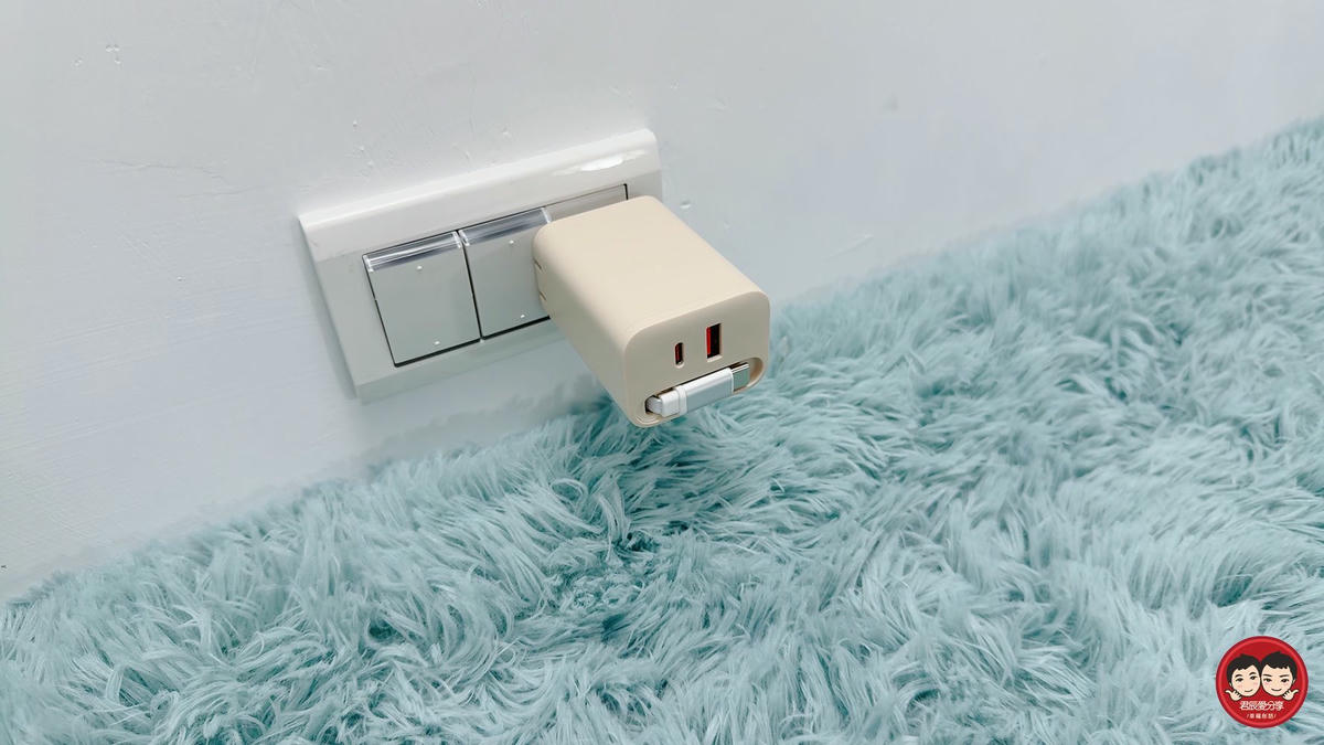 Unipapa 有序收線快充頭 67W 開箱｜自帶伸縮線，一拉即充不纏線，筆電手機一顆搞定！