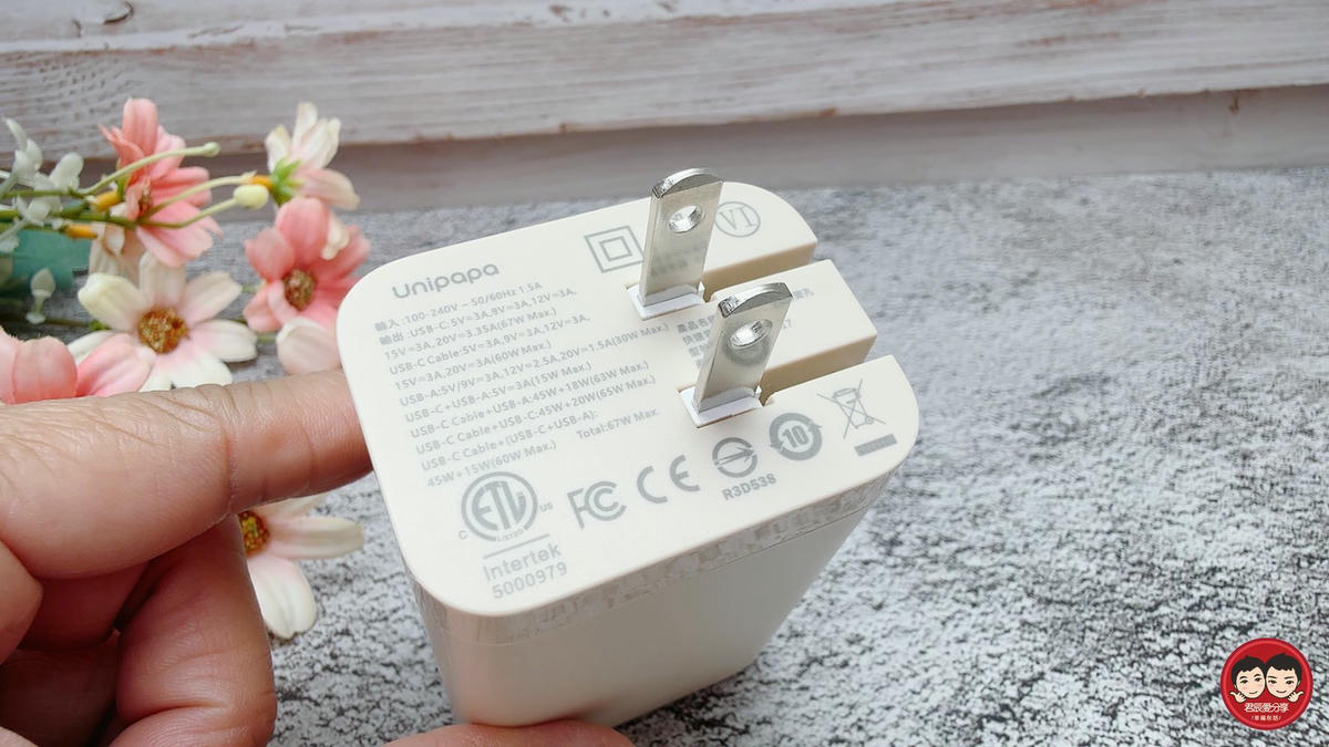 Unipapa 有序收線快充頭 67W 開箱｜自帶伸縮線，一拉即充不纏線，筆電手機一顆搞定！