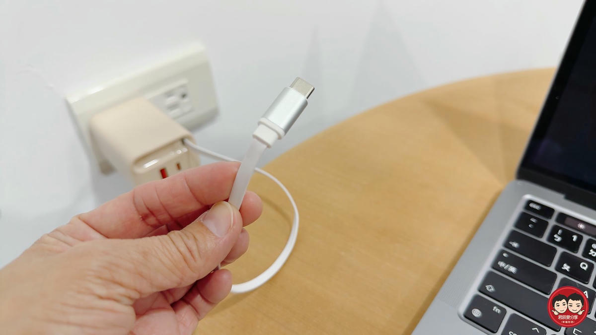 Unipapa 有序收線快充頭 67W 開箱｜自帶伸縮線，一拉即充不纏線，筆電手機一顆搞定！
