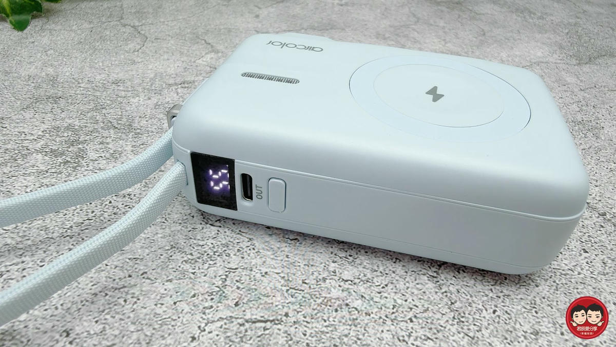 aircolor 雲朵系 35W 全能充開箱｜可上飛機的準固態防爆電芯，同級最小 AC 插頭＋Qi2 磁吸，快充超有感！
