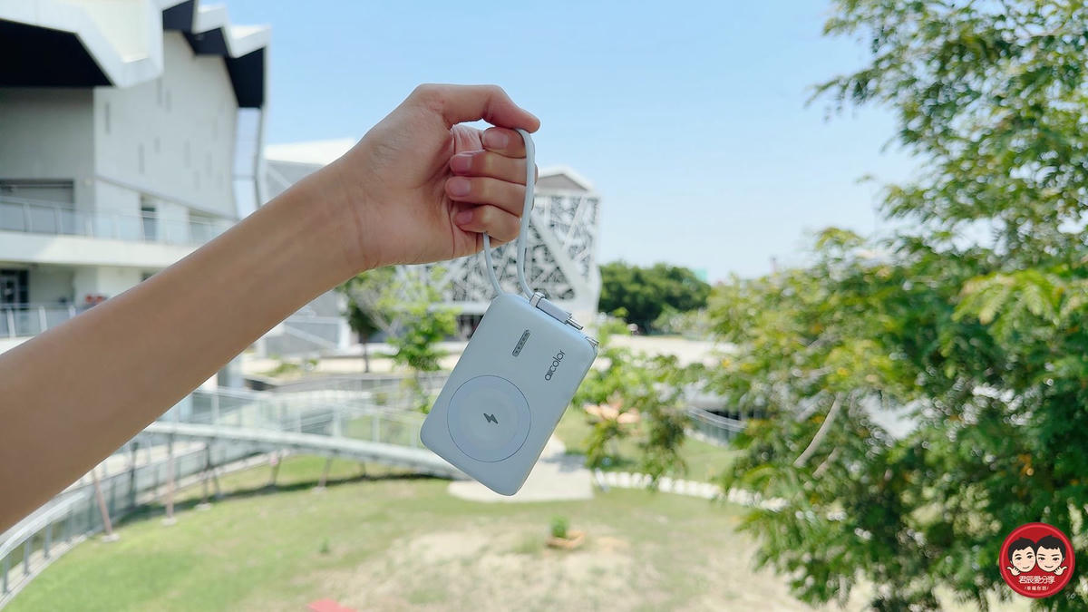 aircolor 雲朵系 35W 全能充開箱｜可上飛機的準固態防爆電芯，同級最小 AC 插頭＋Qi2 磁吸，快充超有感！