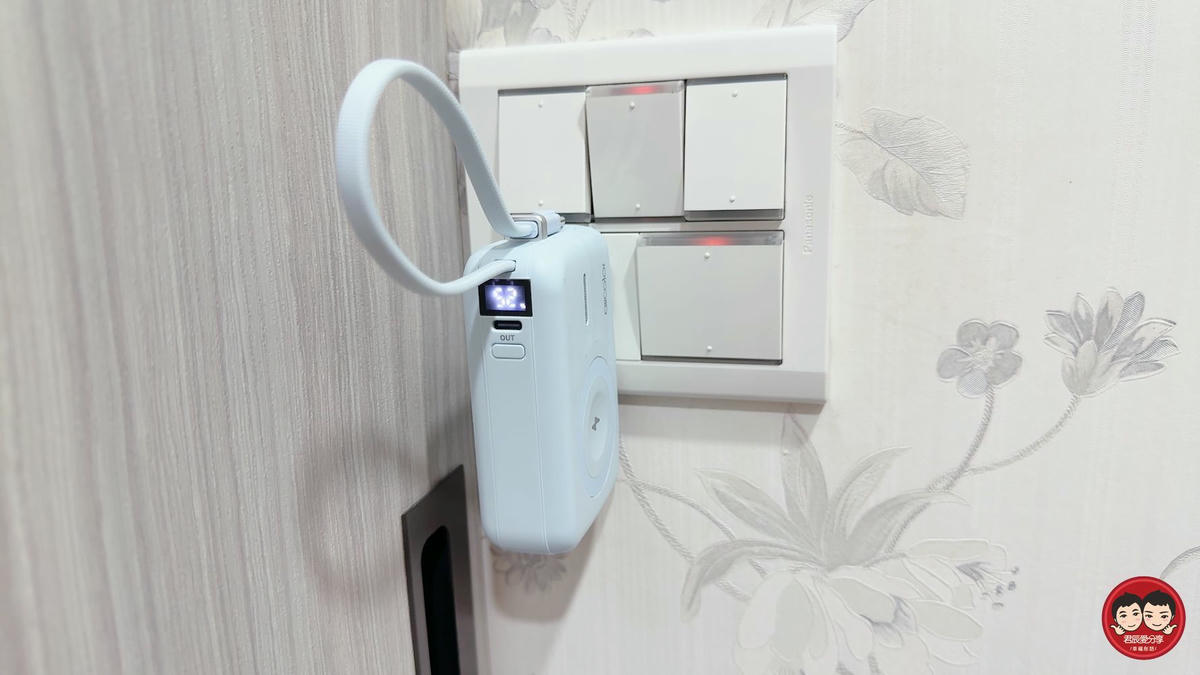 aircolor 雲朵系 35W 全能充開箱｜可上飛機的準固態防爆電芯，同級最小 AC 插頭＋Qi2 磁吸，快充超有感！