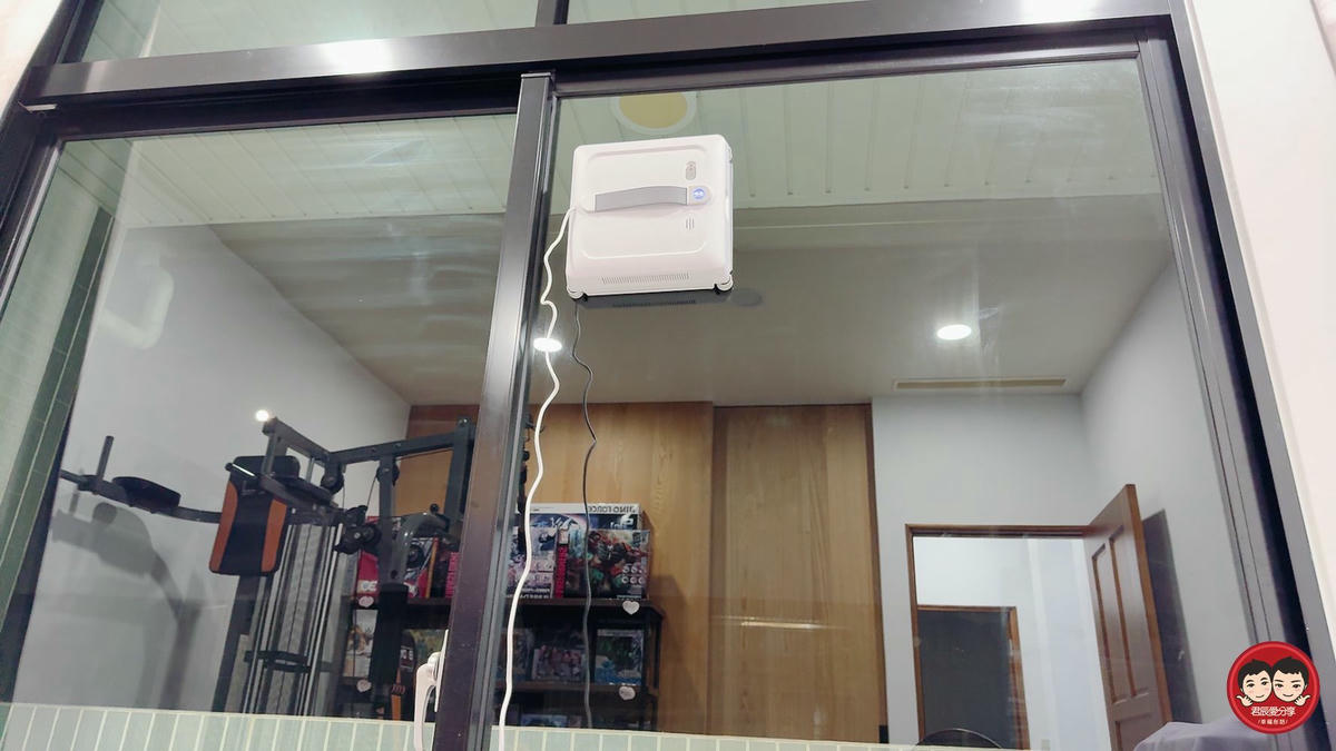 窗戶清潔終於不用爬高了！SANSUI 山水淨兵衛雙滾刷擦窗機器人 SCW-S990 開箱評價，大片落地窗也能輕鬆擦乾淨