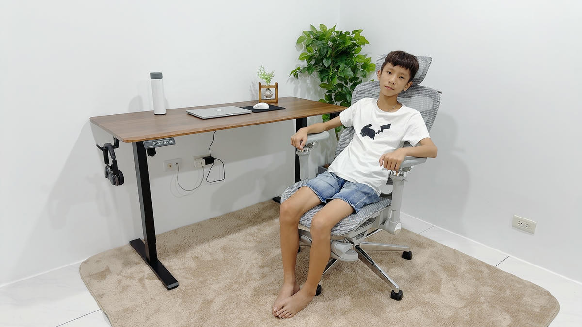 Xpanse 澪野電動升降桌開箱｜三檔智控 × 靜音防夾，搭配 T9 人體工學椅，隨動追腰、坐站交替，打造舒適高效率的居家工作空間！