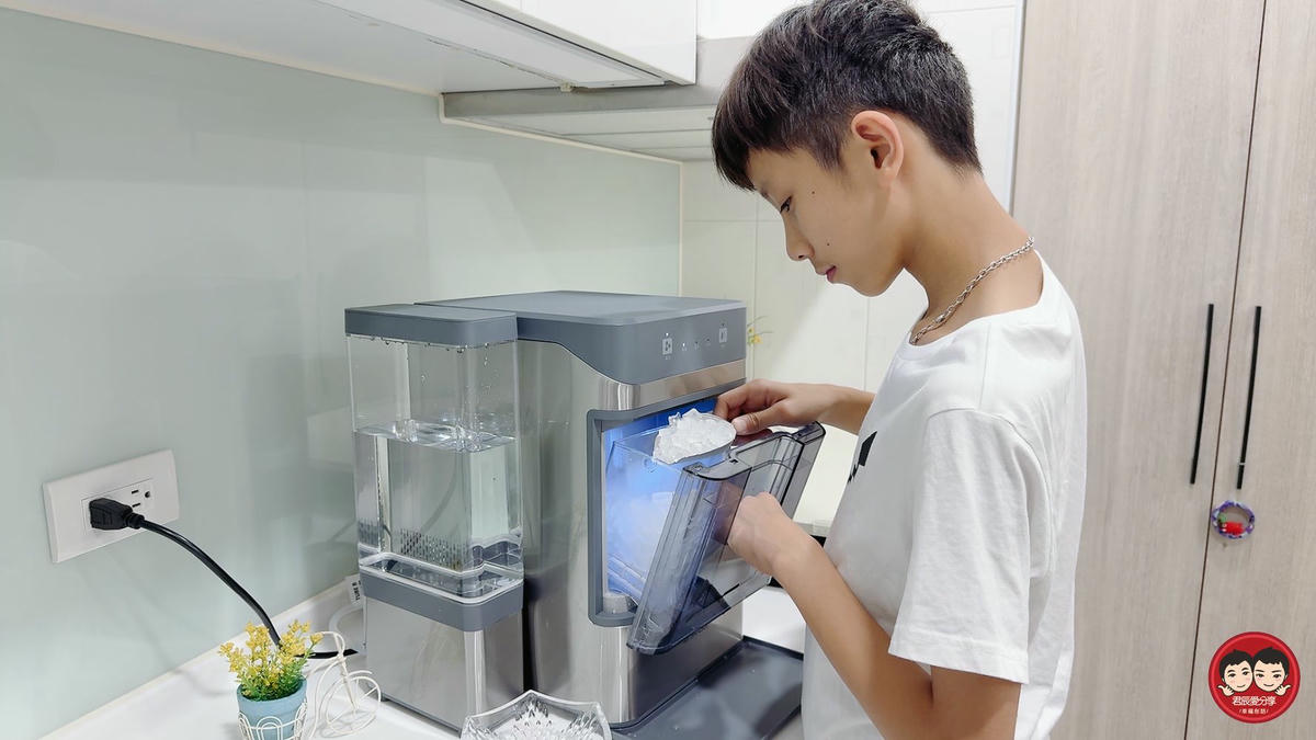 居家快速製冰機推薦｜SANSUI 山水全自動急速製冰機 SIC-NB01 評價，6分鐘快速製冰、UV殺菌更安心，小啵冰打造冰塊自由生活