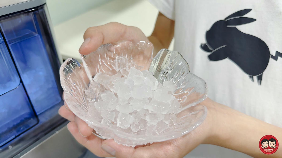 居家快速製冰機推薦｜SANSUI 山水全自動急速製冰機 SIC-NB01 評價，6分鐘快速製冰、UV殺菌更安心，小啵冰打造冰塊自由生活